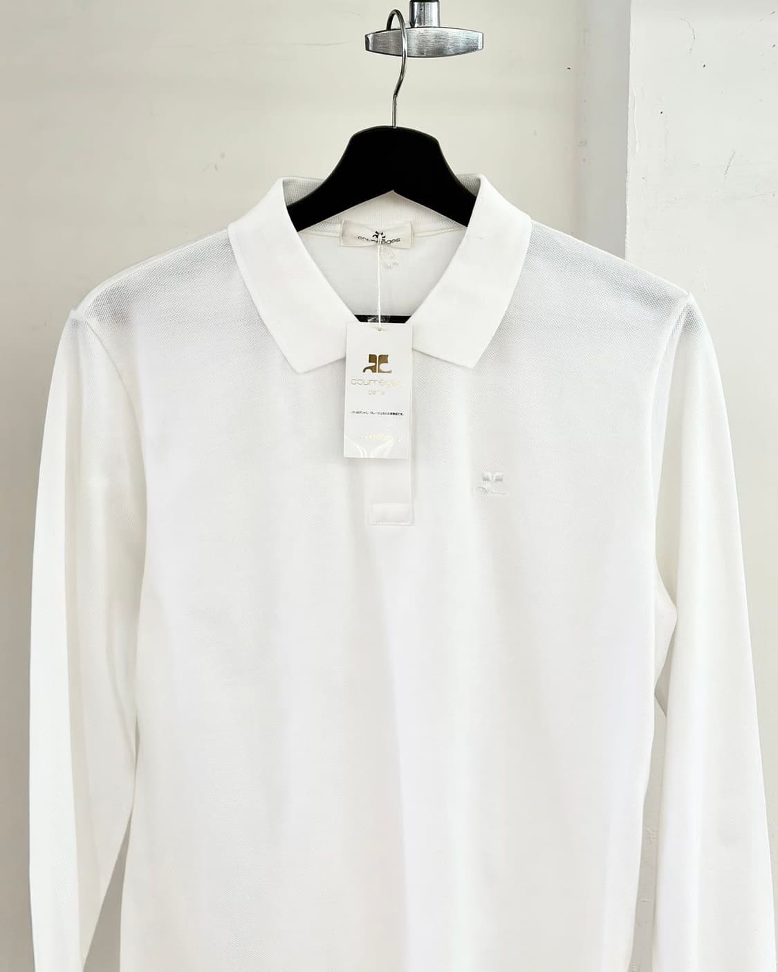 꾸레쥬 화이트 pk 로고 자수 사이드 슬릿 티셔츠  상품이미지4