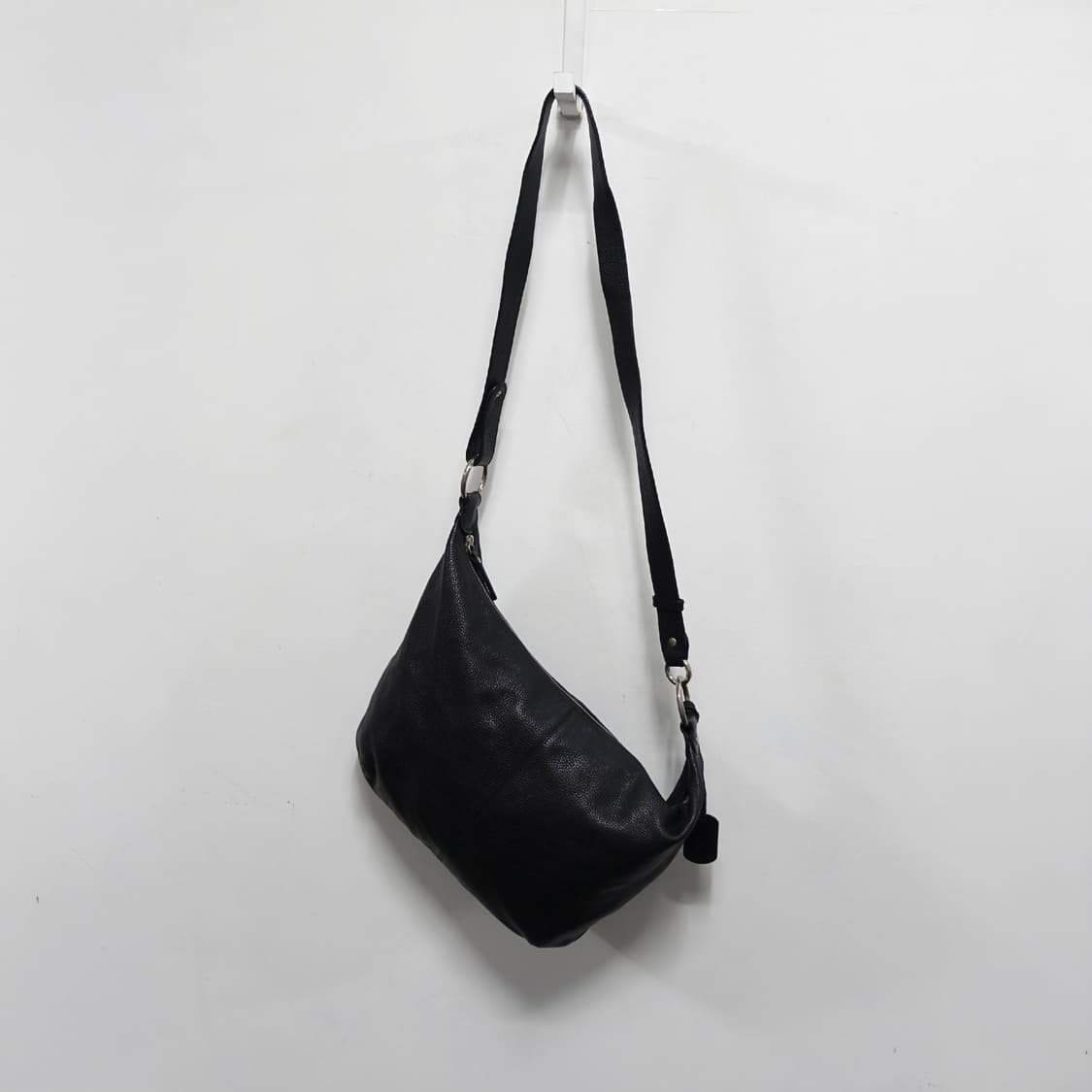 FURLA  훌라 아티잔 스타일 제뉴인레더 메탈 벨트 레더 크로스백 상품이미지5