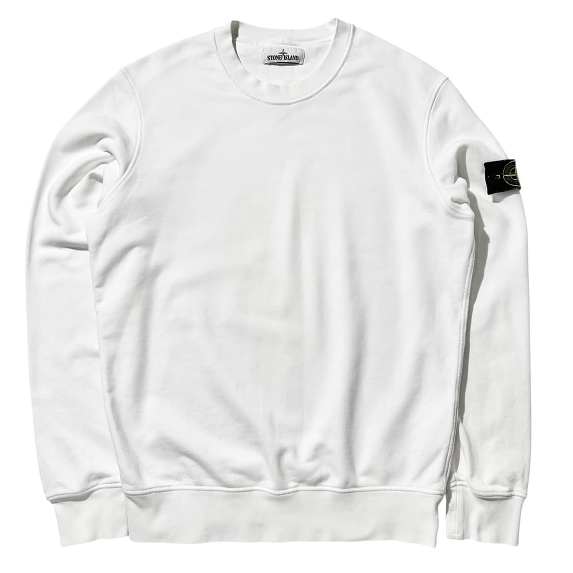 스톤아일랜드 사이드로고 와펜 맨투맨 상품이미지1