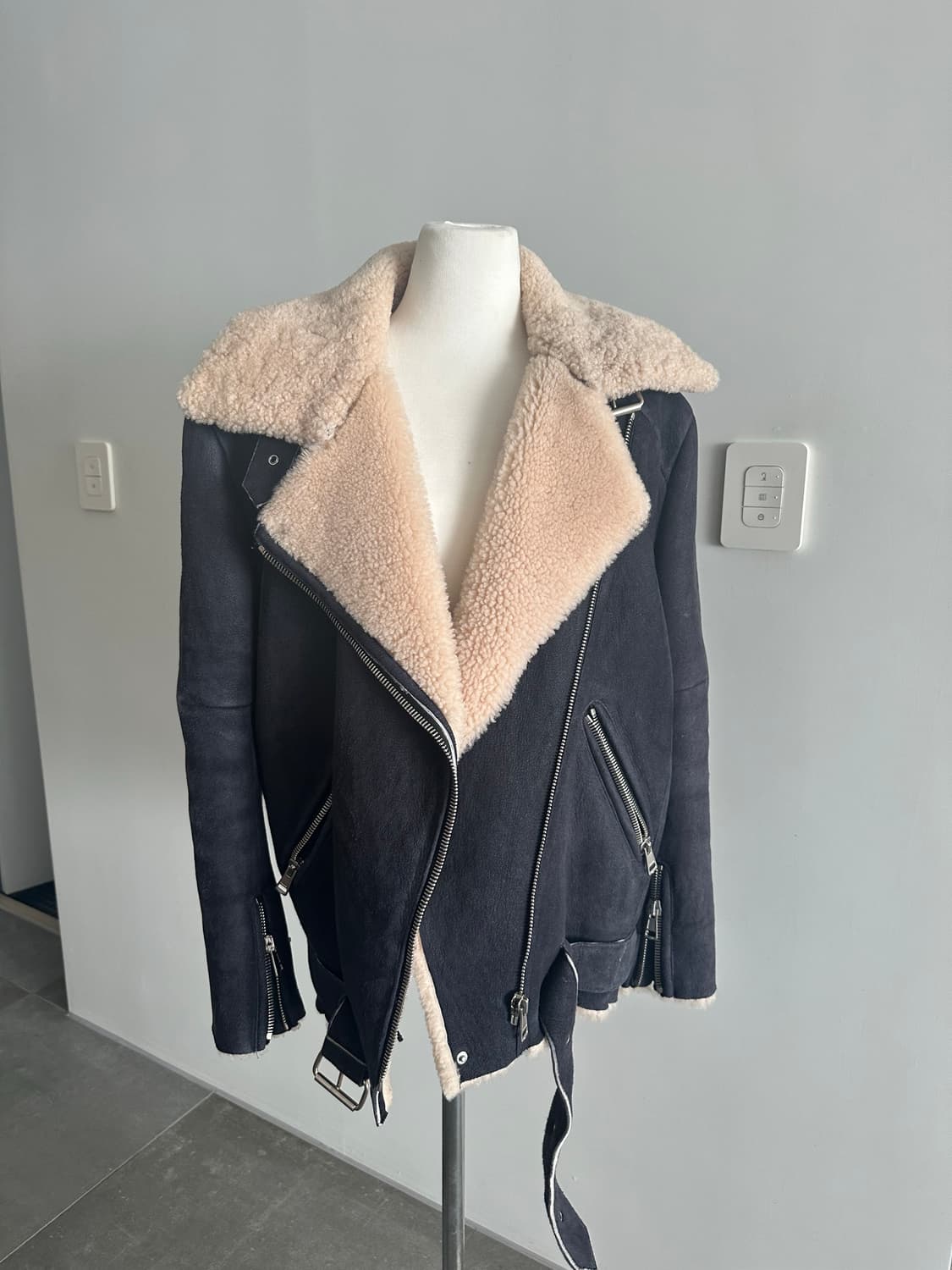 아크네 무스탕 32 상품이미지1