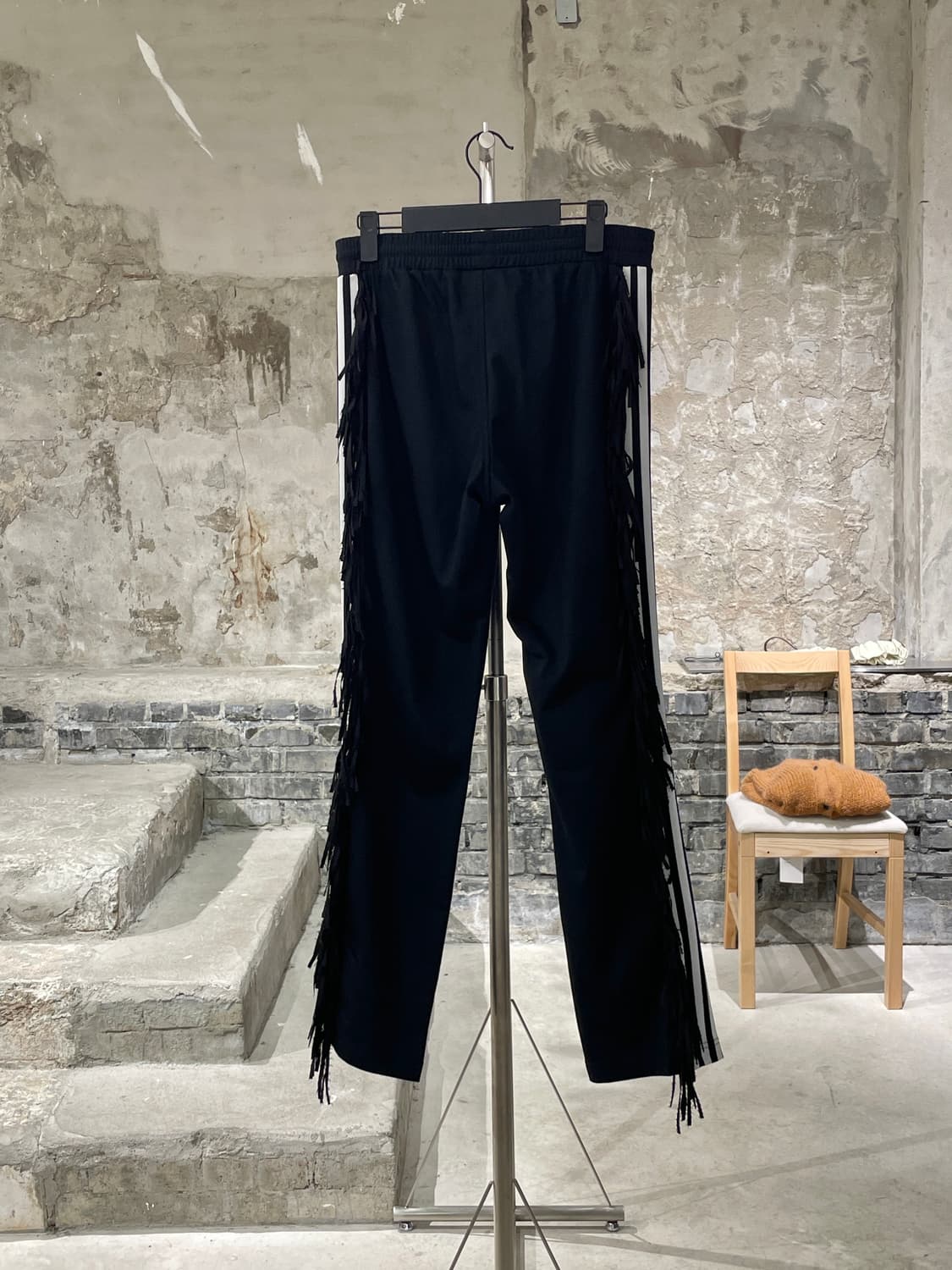 아디다스 x 제레미 스콧 블랙 프린지 트랙 팬츠 상품이미지6