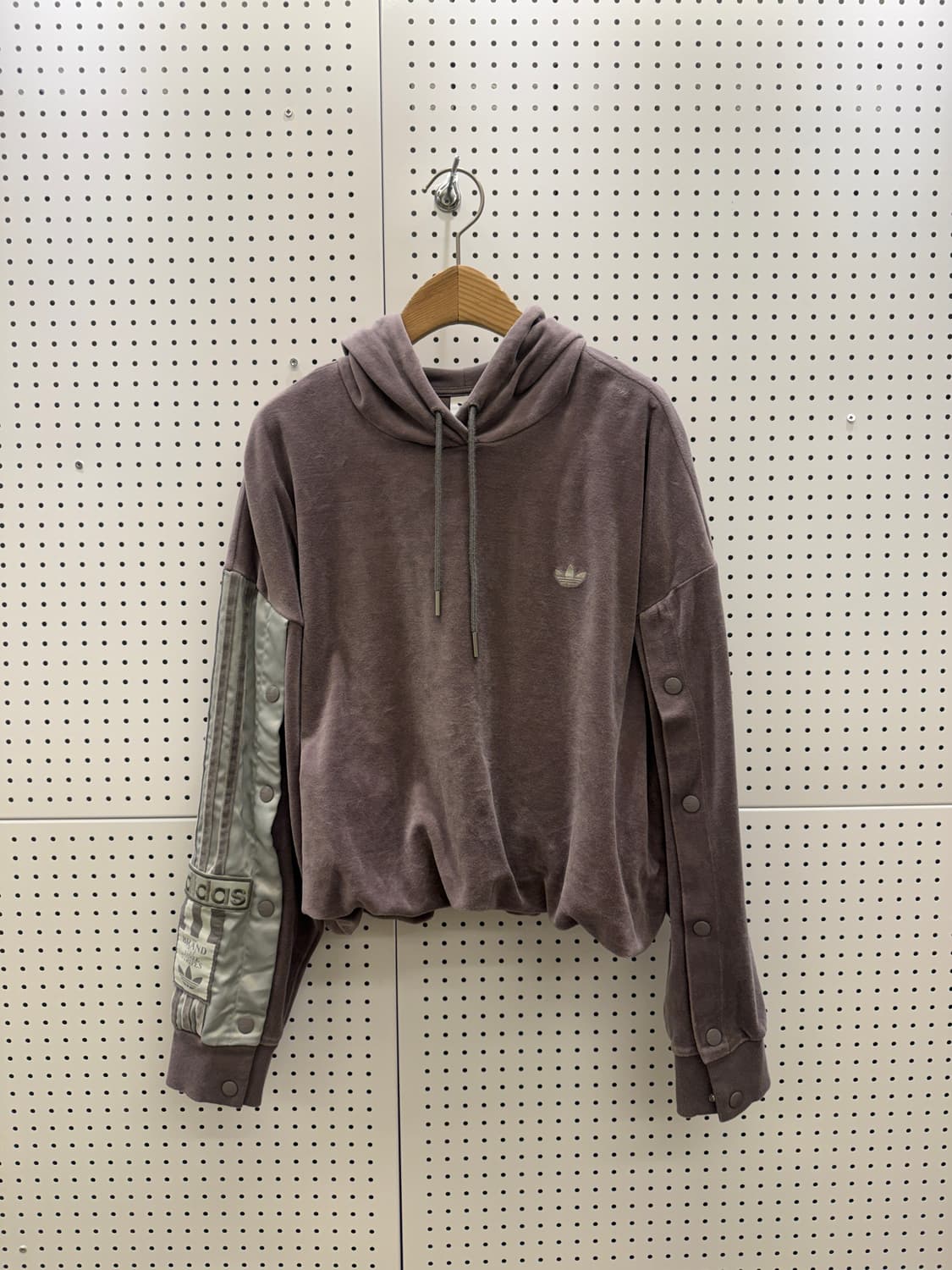 아디다스 벨벳 크롭 스냅 후드티  상품이미지2