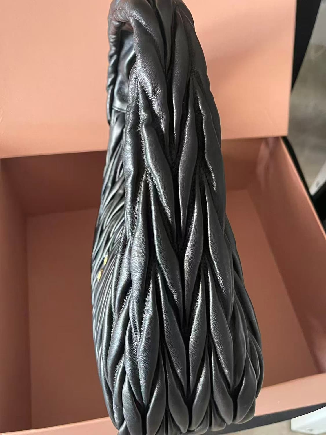 미우 미우 완더 마테라쎄 나파 레더 호보백 블랙 상품이미지3