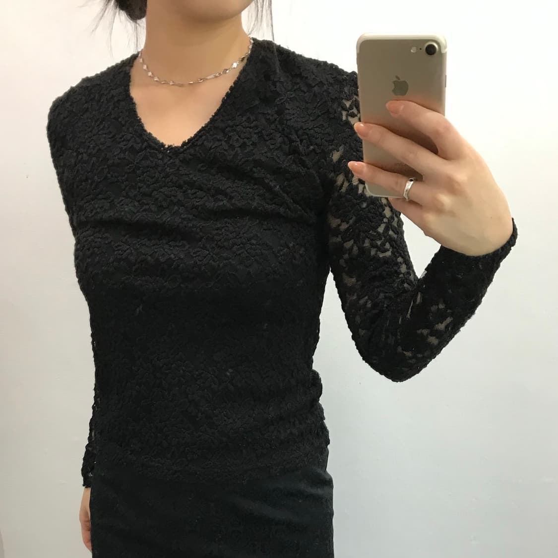 시스루 플라워 자수 긴팔티 상품이미지1