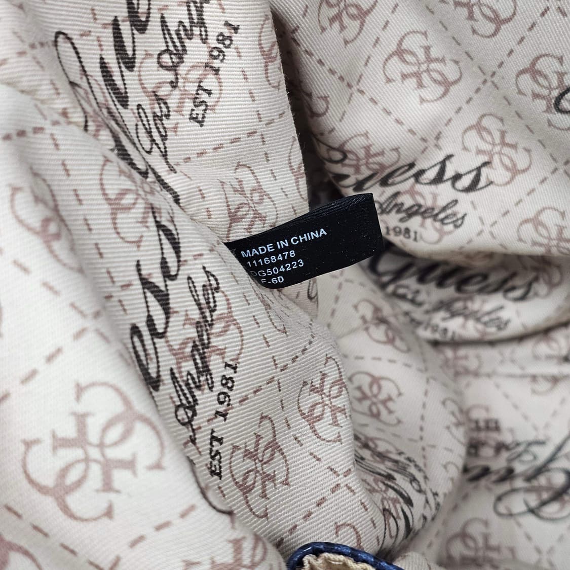 GUESS 게스 니키 체인 데님 토트백 상품이미지9