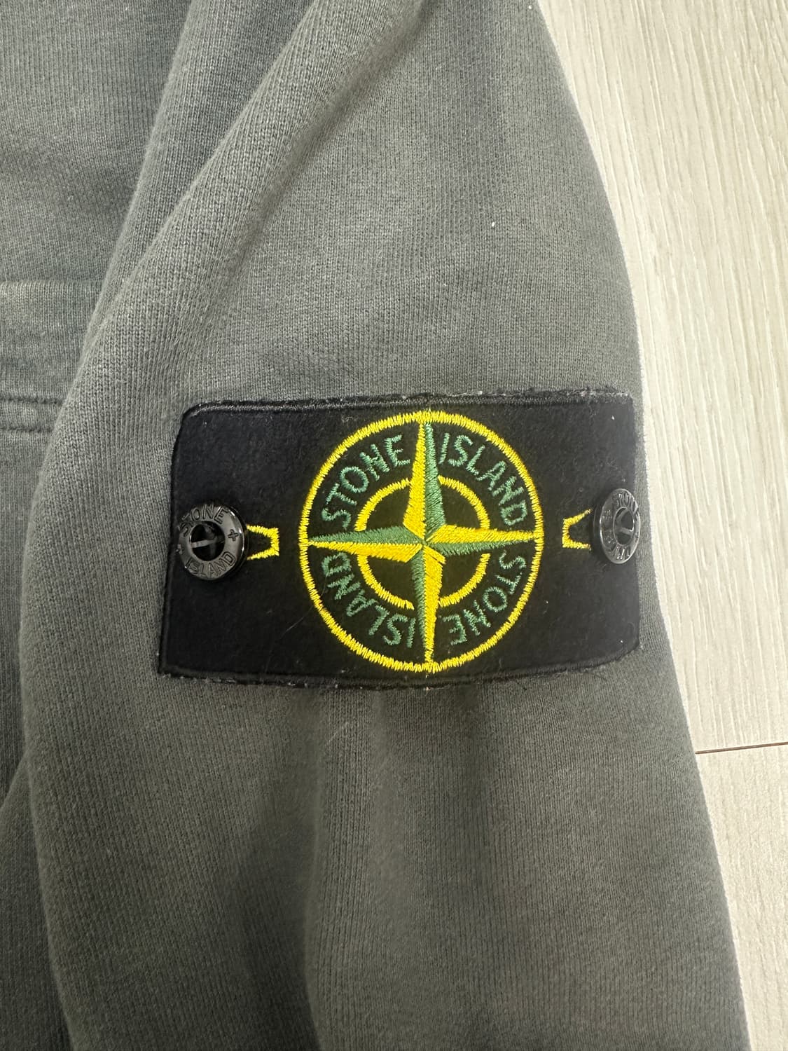 스톤아일랜드 카키 맨투맨 상품이미지2