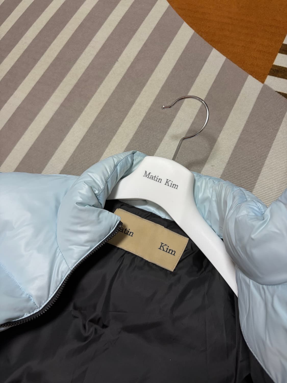 [S]마뗑킴 패딩 글로시 푸퍼 다운 스카이 판매합니다. 상품이미지4