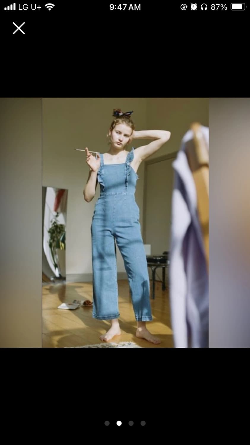 얼반아웃피터스 BDG 데님 러플 숄더 점프수트 상품이미지1