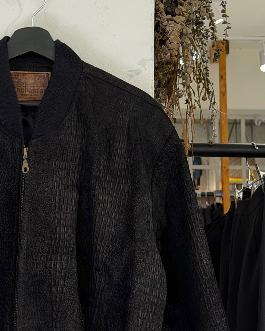 위노하스터 블랙 엘리게이터 텍스쳐 블루종 자켓 상품이미지3