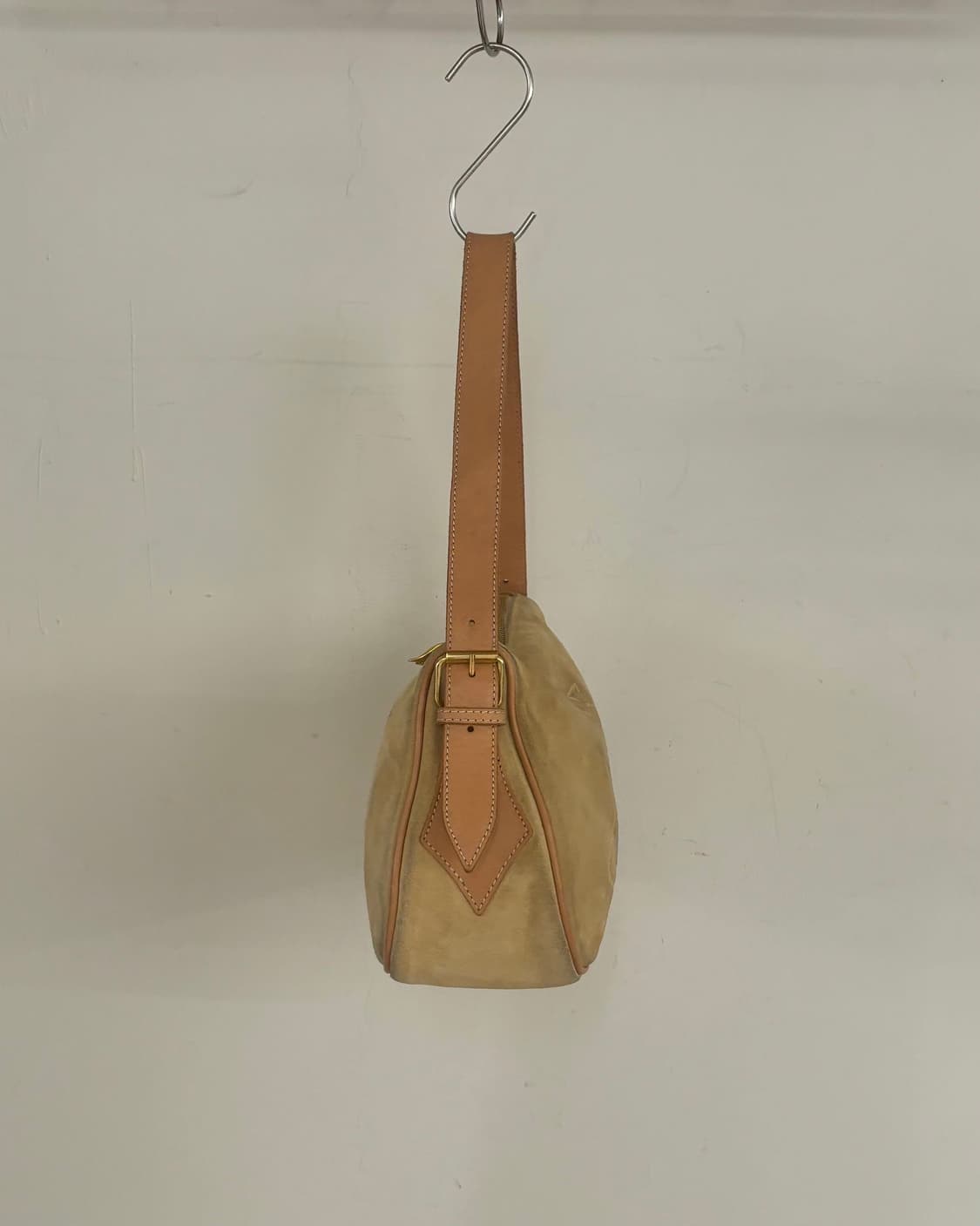 비비안 웨스트우드 베이지 스웨이드 숄더백 상품이미지3