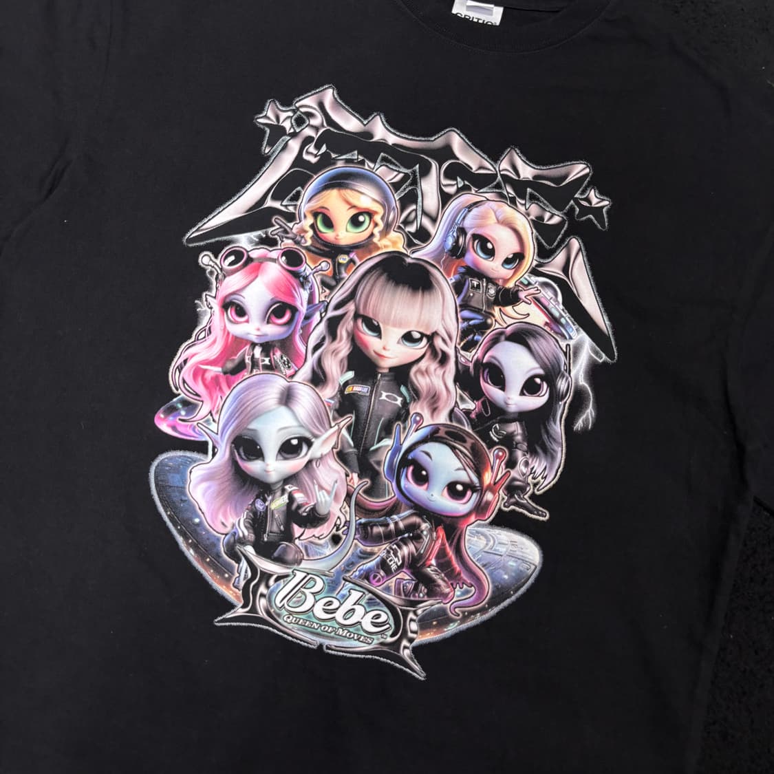 M 크리틱 X BEBE 스우파 블랙 프린팅 반팔티 상품이미지3