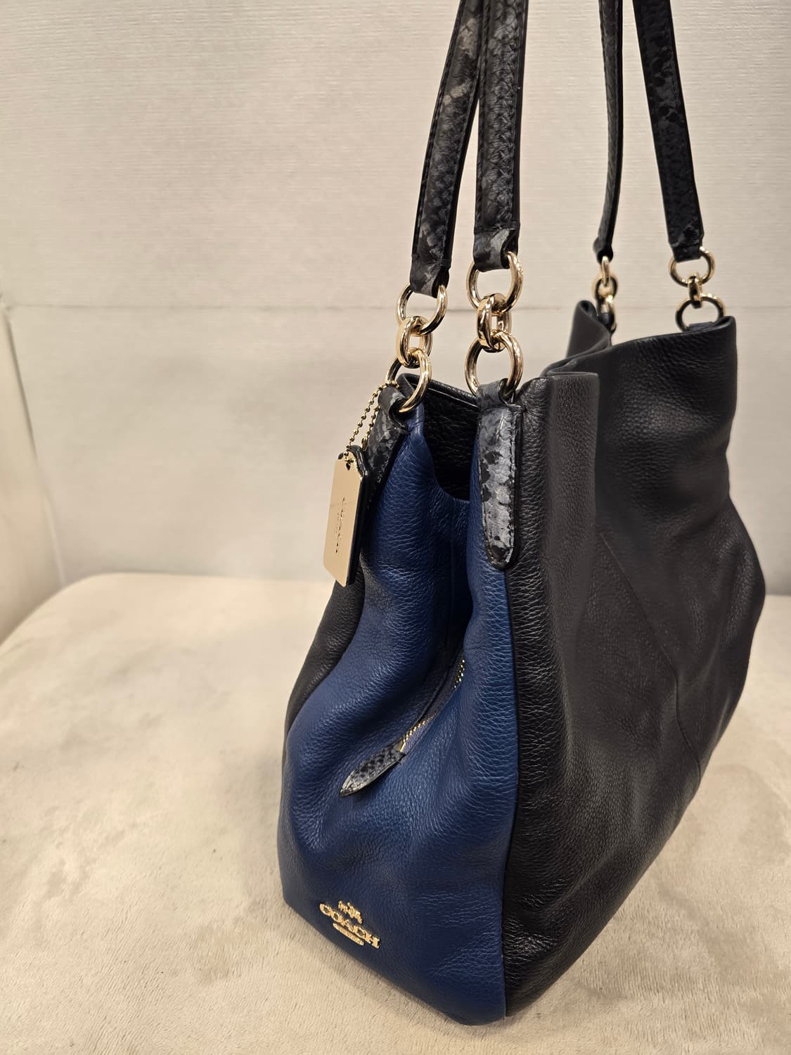 코치 블랙&블루 투톤 가죽 숄더백 가방 상품이미지3