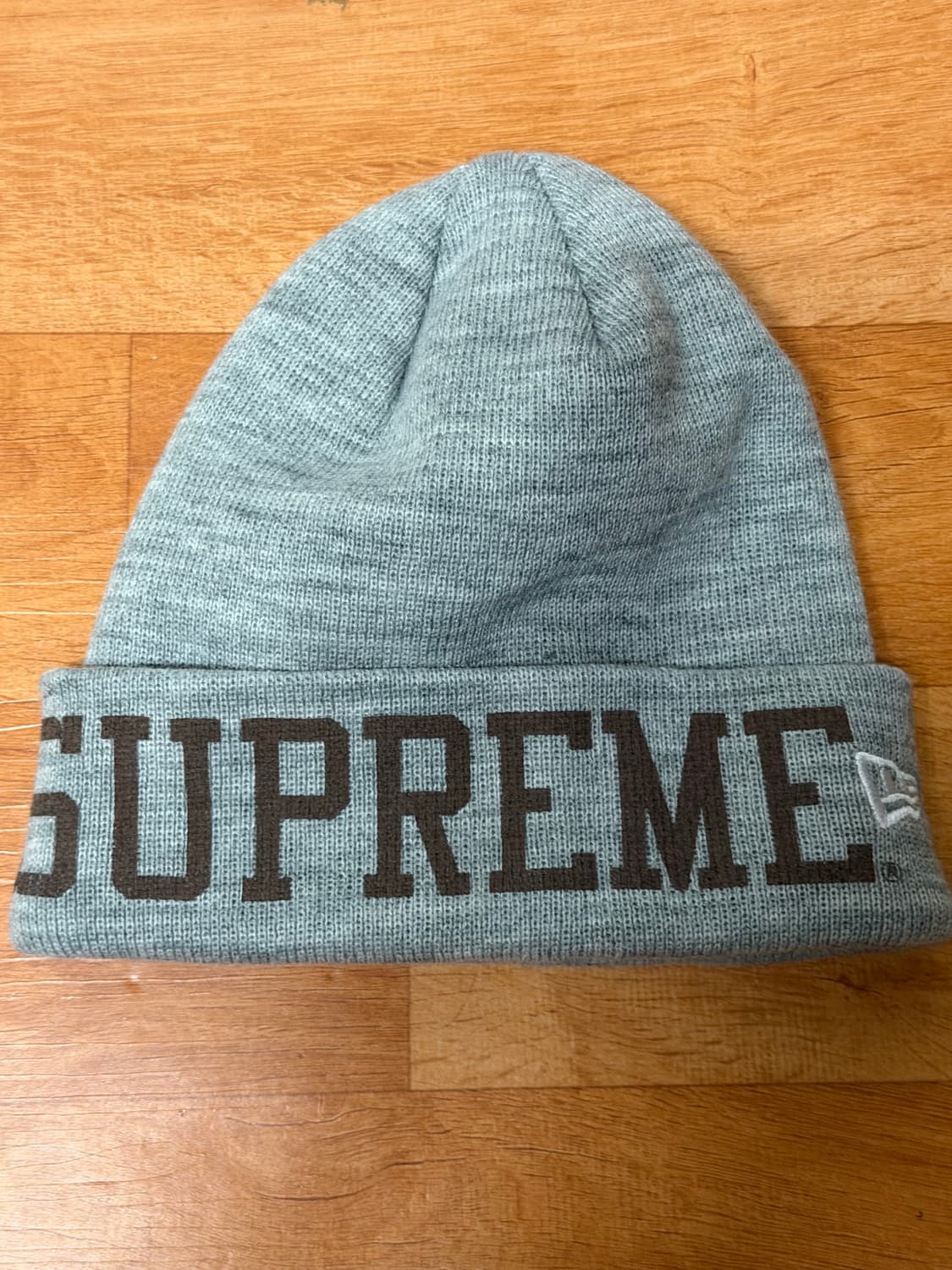 슈프림 뉴에라 바시티 비니 헤더 그레이 - 23FW 투어스 도훈 착용비니 상품이미지6