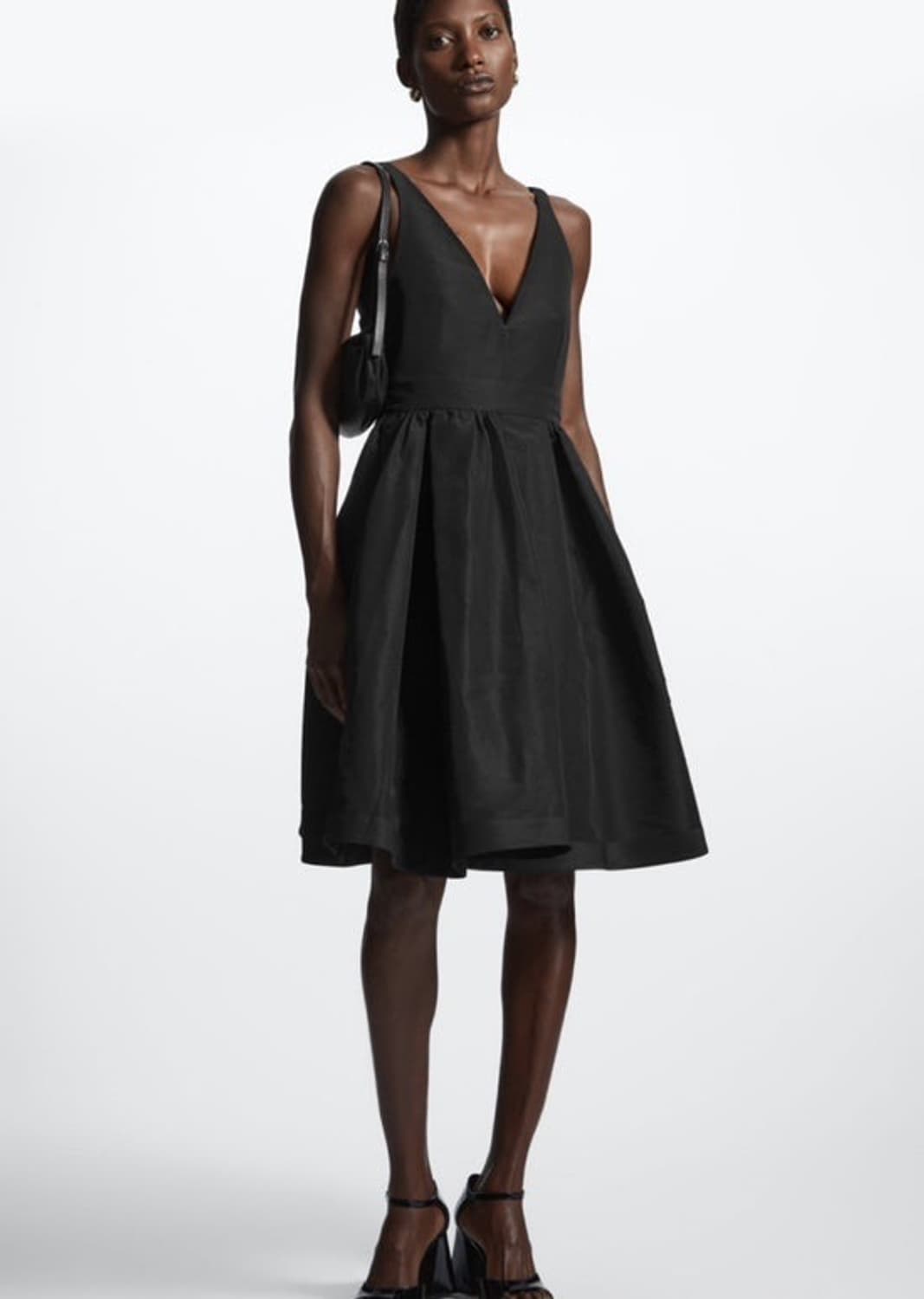 코스 딥 브이넥 원피스 블랙 상품이미지1