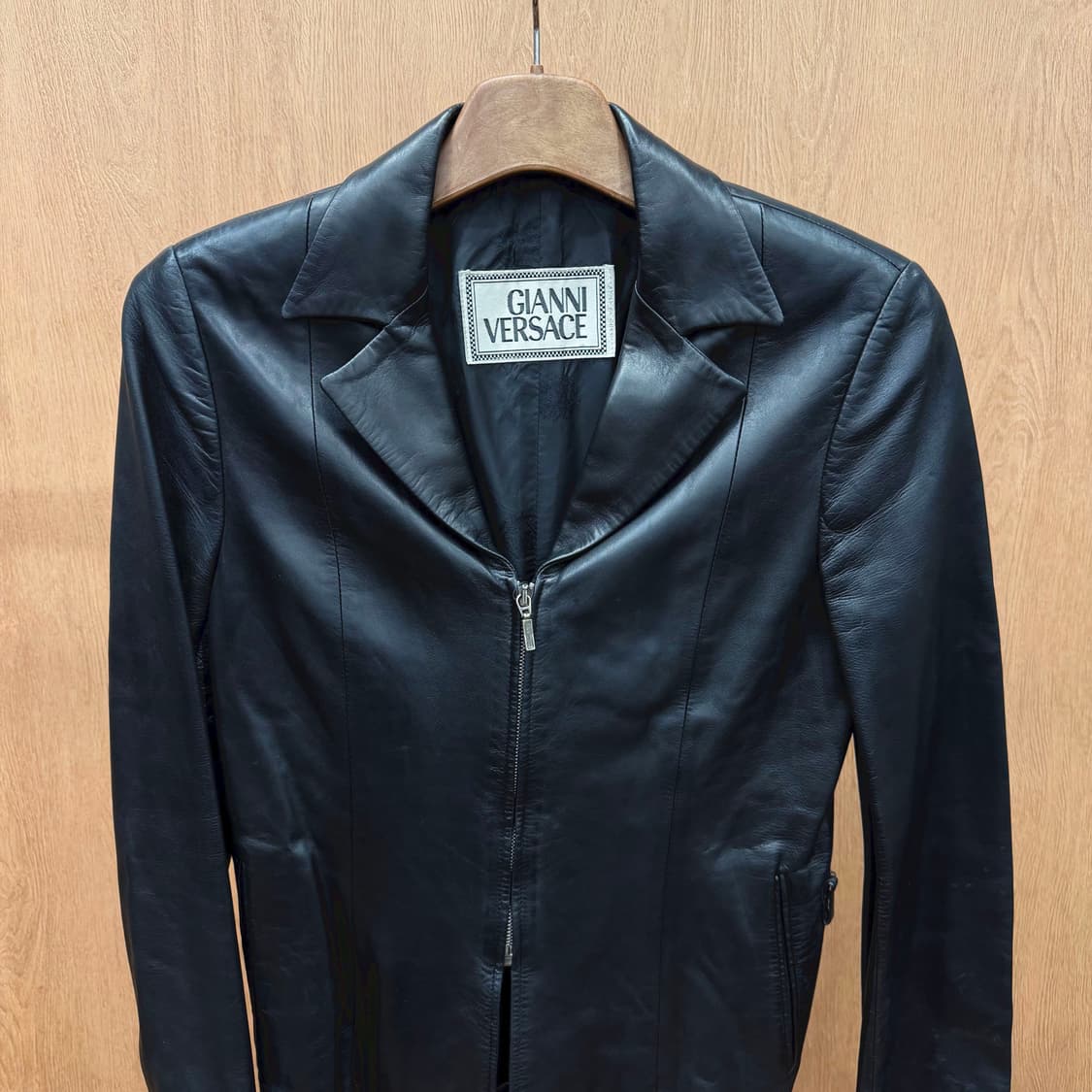 베르사체 슬림핏 레더 자켓 테일러드 카라 퍼 탈부착 포켓 디테일 블랙 상품이미지4