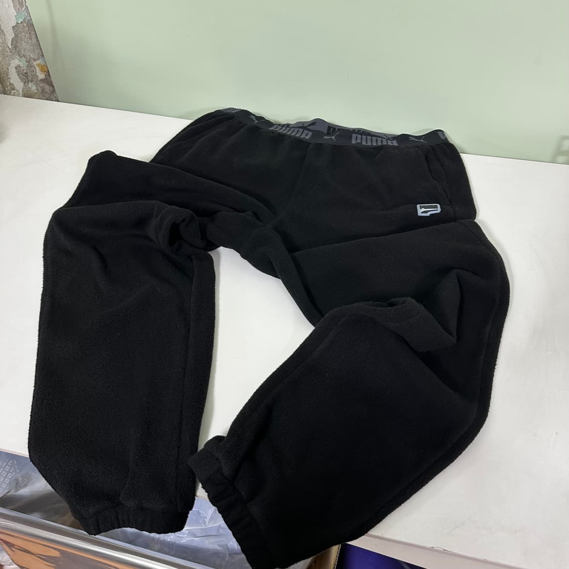 XL 푸마 블랙 레귤러핏 기본로고 밴딩 플리스 조거팬츠 상품이미지3