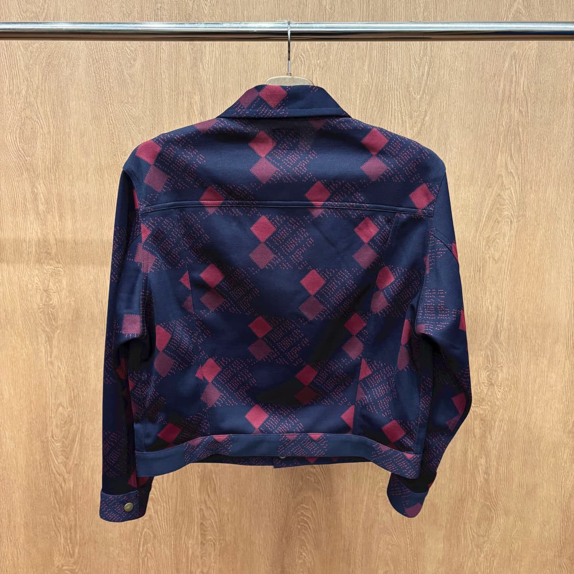 니들스 트러커 자켓 체크 자가드 패턴 레드 나비 자수 디테일 네이비 상품이미지3
