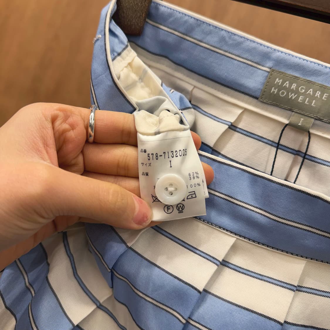 마가렛호웰 플리츠 롱 스커트 스트라이프 패턴 사이드 버튼 디테일 블루 상품이미지7