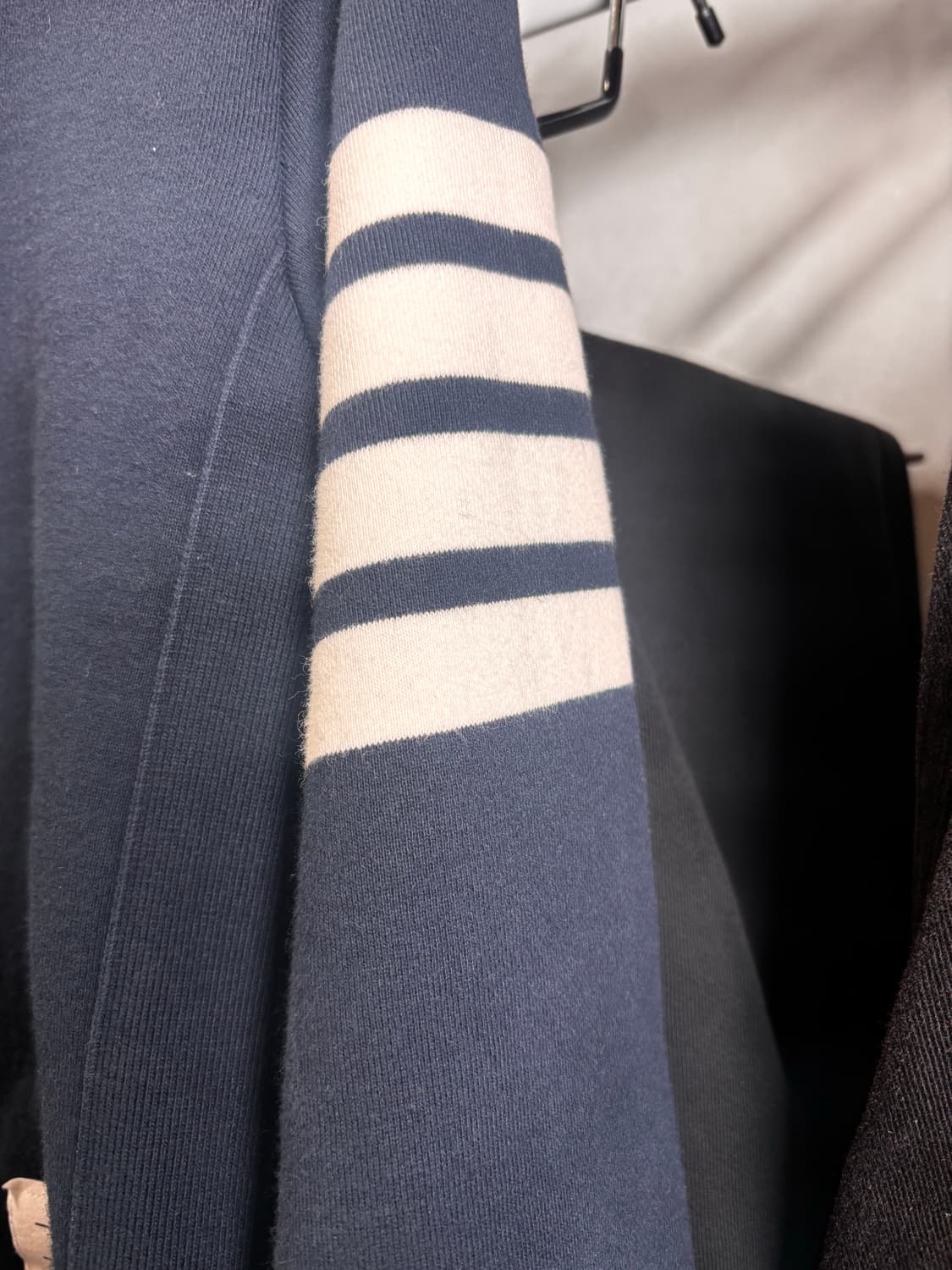 톰브라운 사선 맨투맨 2사이즈 상품이미지4