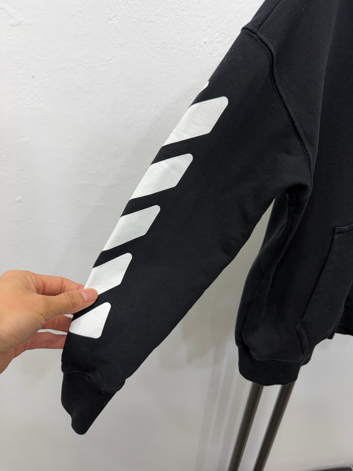 매장판정품) 오프화이트 키즈 블랙 후드집업 8y 상품이미지3