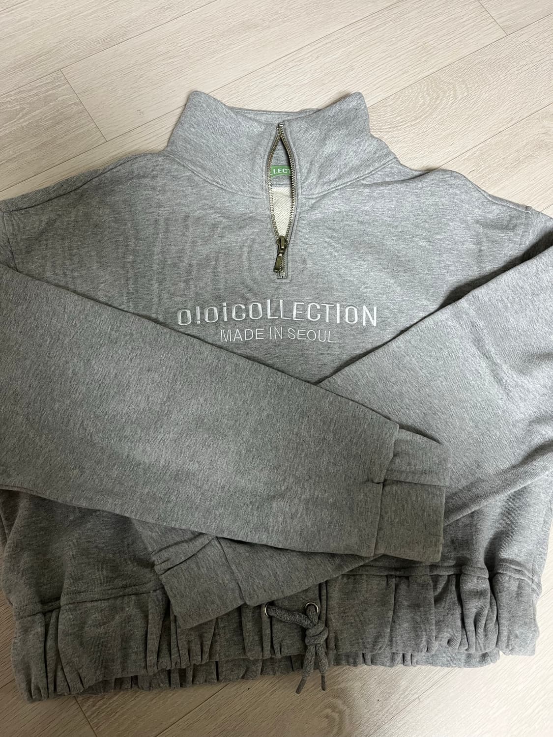 Oioi 오아이오아이 컬렉션 반집업 크롭 맨투맨 상품이미지1