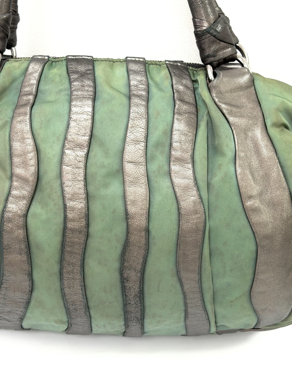 프라다 메탈릭 레더 & 나일론 스트라이프 토트백 상품이미지5