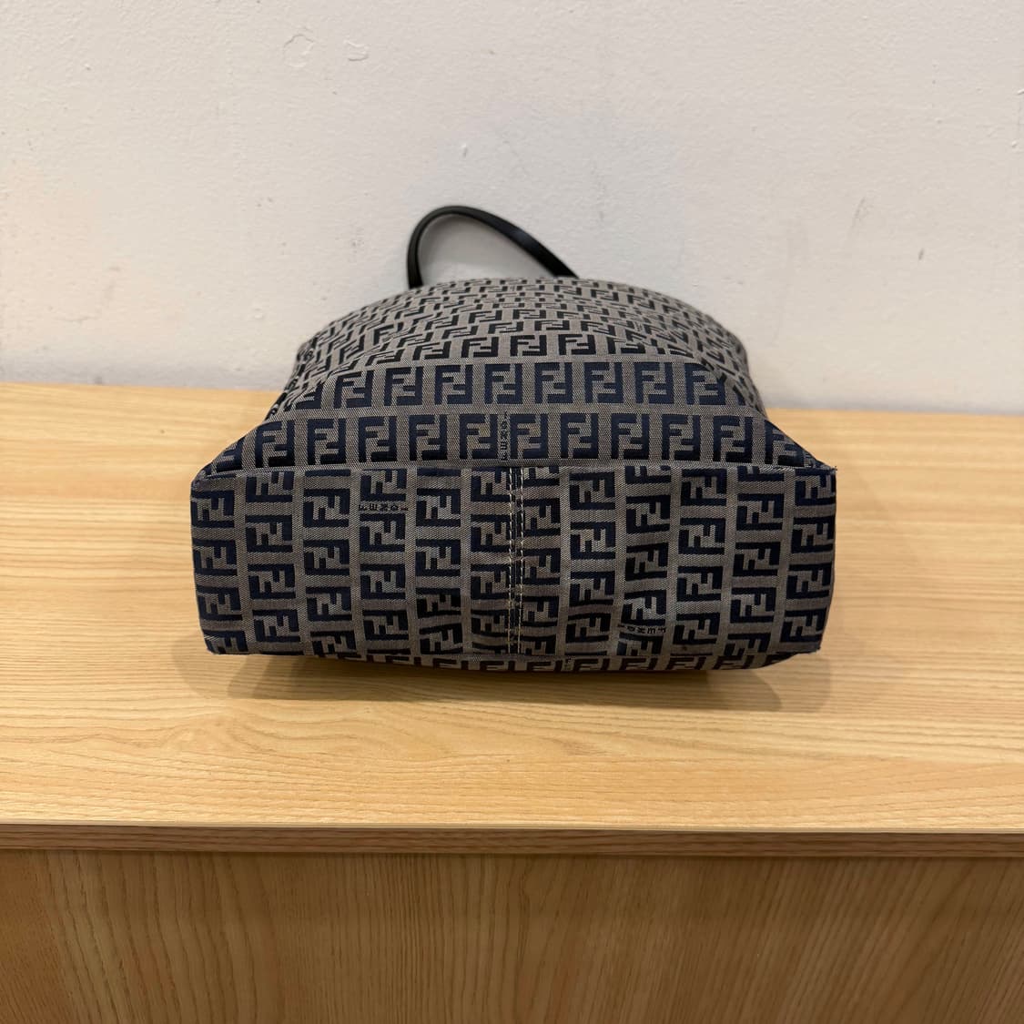 펜디 토트백 FF 주카 로고 패턴 레더 핸들 실버 버클 디테일 블랙 상품이미지4