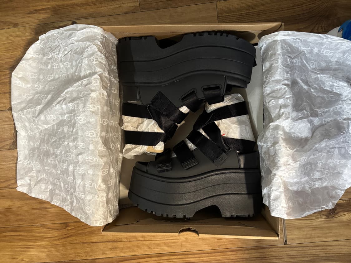 UGG 골든라이즈 샌들 블랙 240 새상품 상품이미지3