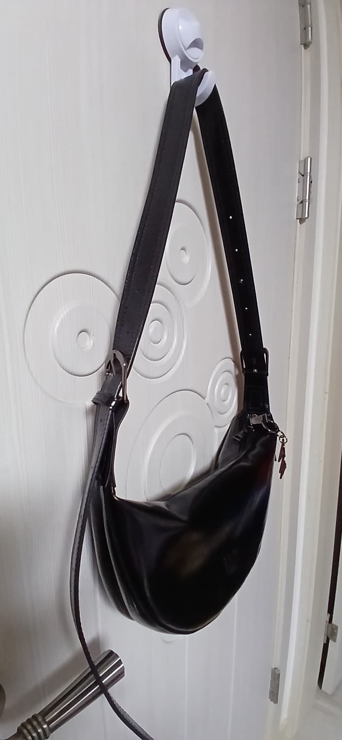 베라왕 크루아상 블랙 가죽 숄더백 겸 크로스백 상품이미지2