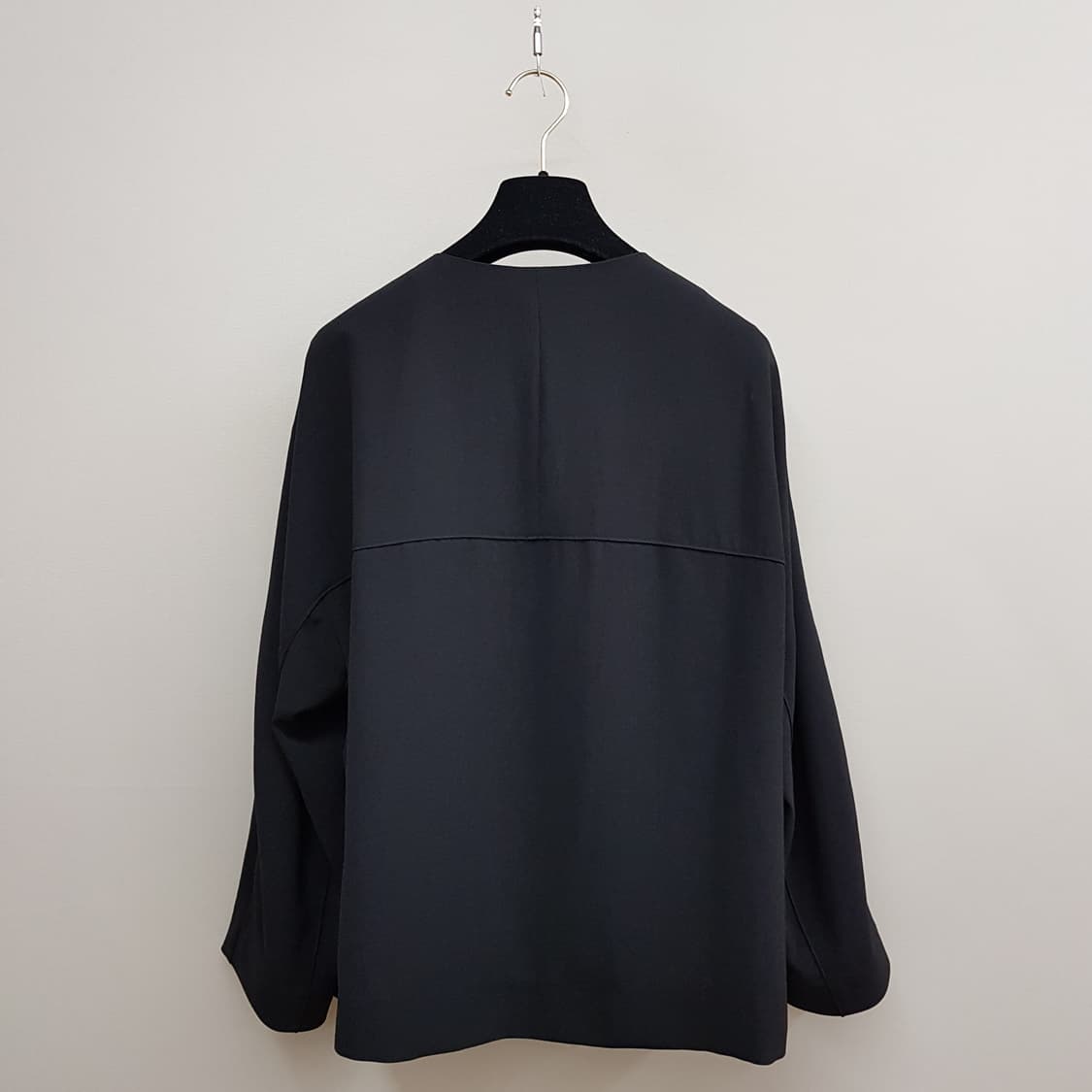 한섬 sjsj 2023 골드 버튼 포인트 노카라 자켓 82-94-160 상품이미지4