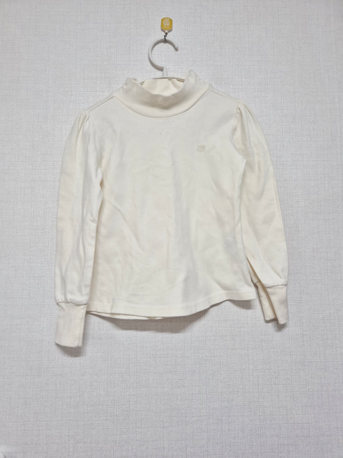 헌트키즈 아이보리 퍼프 목폴라 긴팔티 상품이미지1