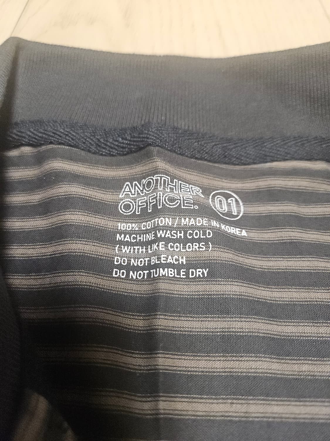 어나더오피스 / Brief stripe 카라티 차콜 / 1 상품이미지3