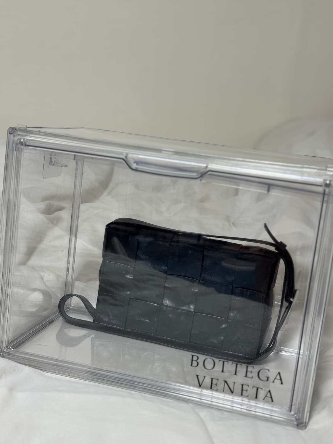 보테가 베네타 카세트백 유광레더 블랙 상품이미지1