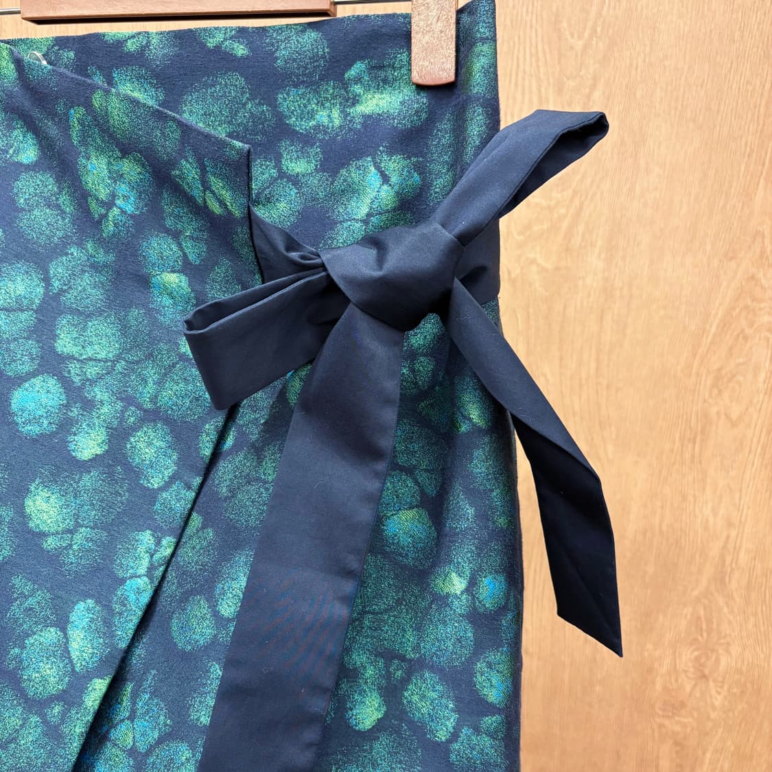 코스 미디 랩 스커트 플로럴 패턴 프린트 리본 스트랩 디테일 그린 네이비 상품이미지6