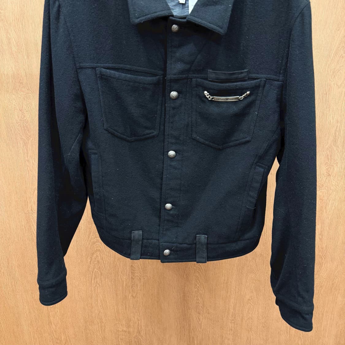 엠포리오 아르마니 울 트러커 자켓 포켓 실버 체인 스냅 버튼 디테일 블랙 상품이미지5