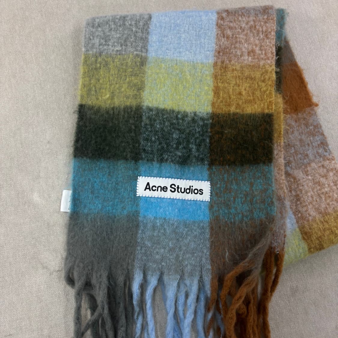 아크네스듀디오 모헤어 올리브그린 더콰이즈 머플러 상품이미지2