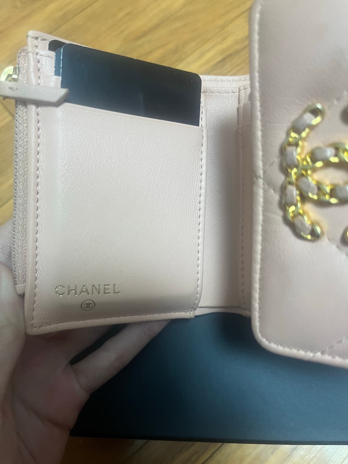 샤넬19지갑 상품이미지8