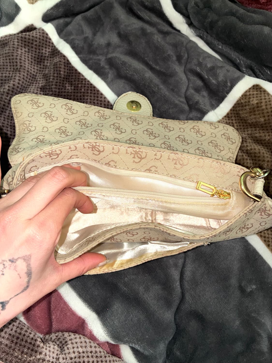 마이클코어스 베이지 금장 오네갸루 숄더백 (착샷o) 상품이미지3