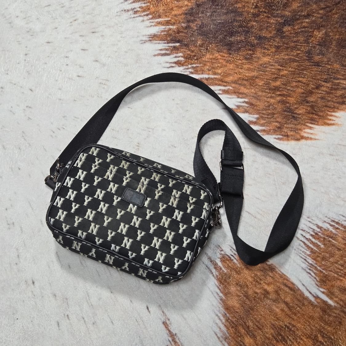 엠엘비 뉴욕 양키스 모노그램 크로스백 상품이미지5