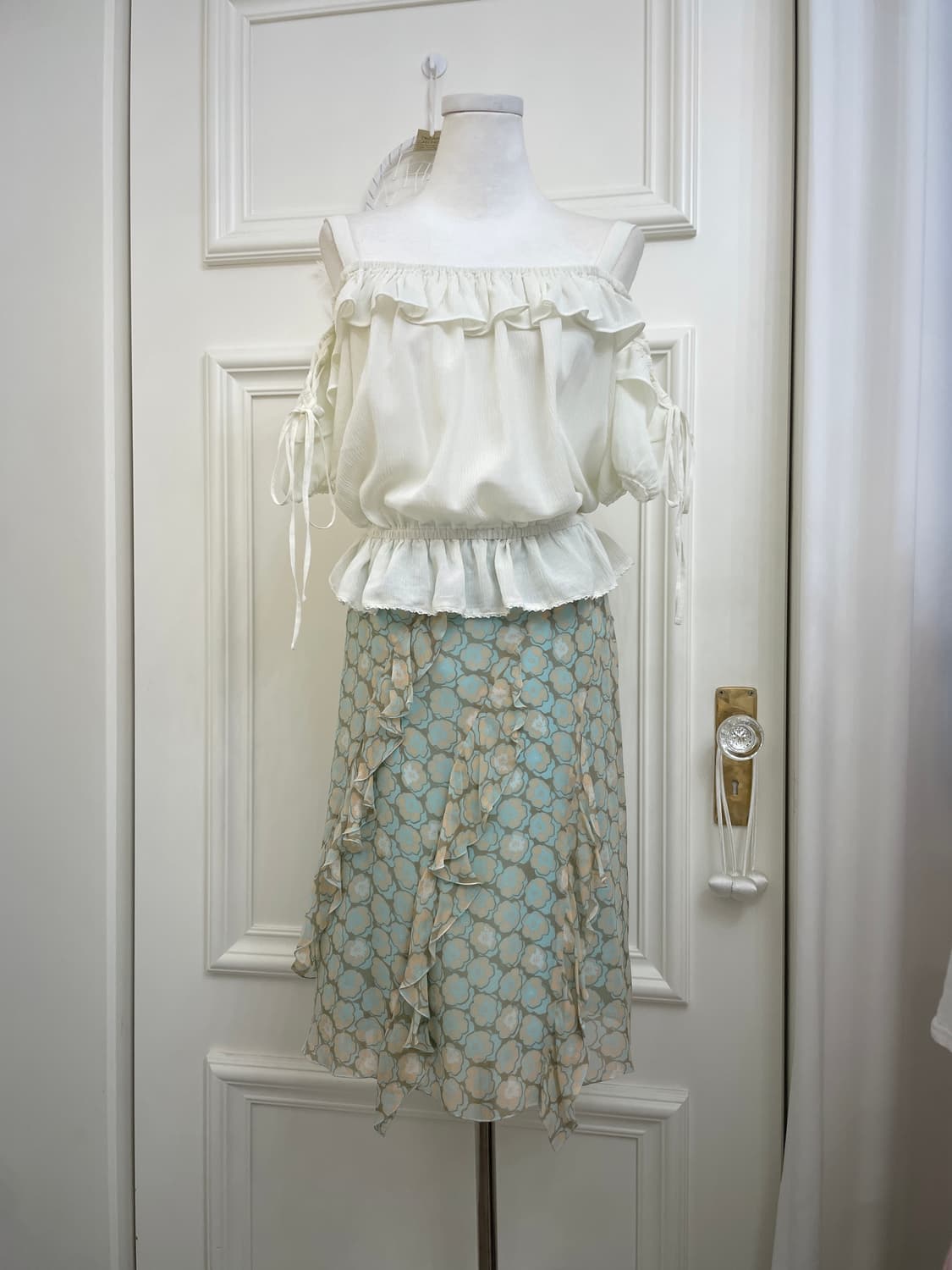 cream lace-up off shoulder ruffle blouse 상품이미지1