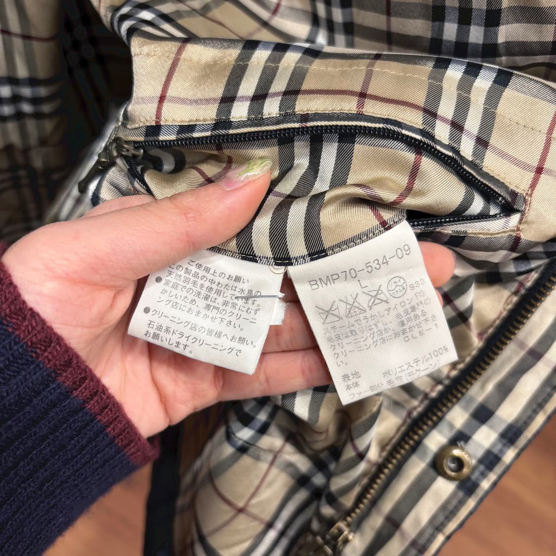 버버리 블랙 라벨 미디 후드 패딩 파카 소매 골드 로고 자수 디테일 블랙 상품이미지8