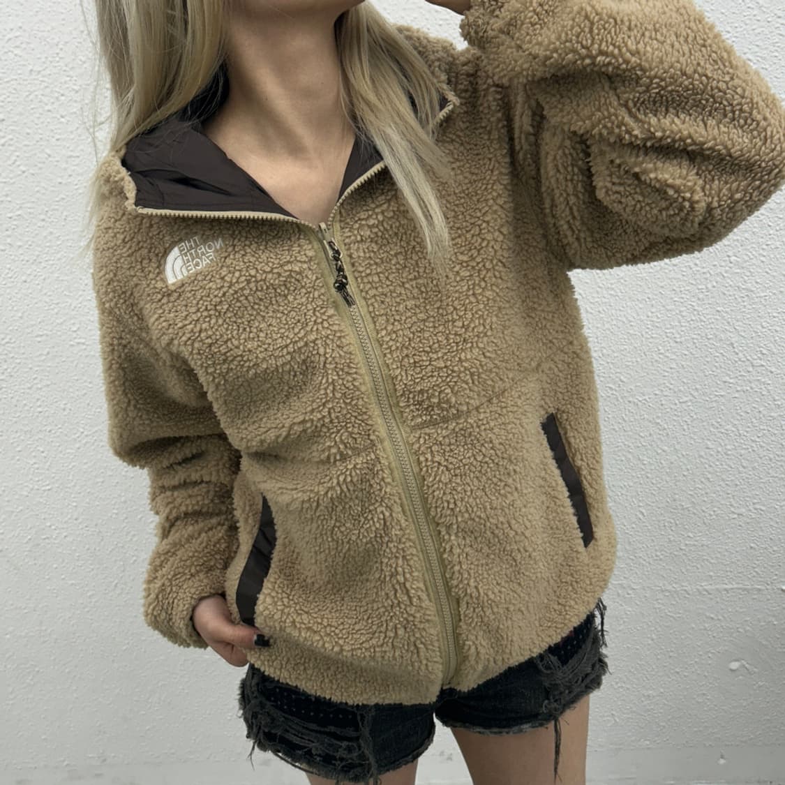 노스페이스 로고 베이지 뽀글이 리버시블 후드집업 상품이미지1