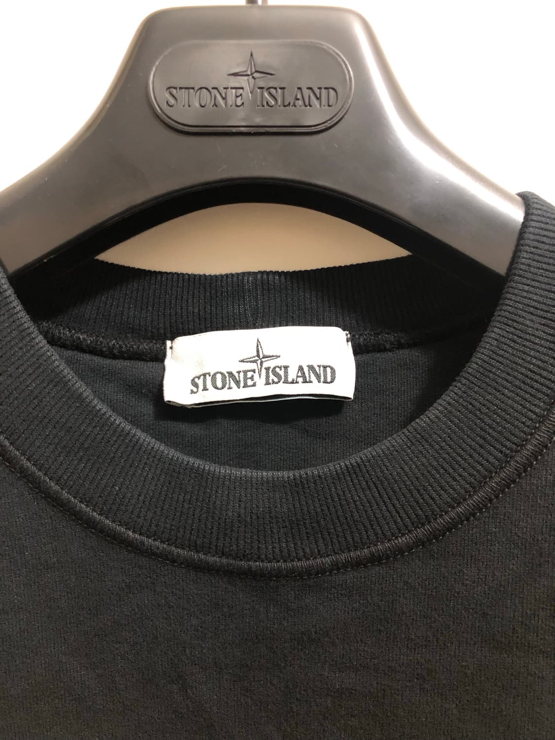 [M] 스톤아일랜드 와펜 패치 기모 맨투맨 블랙 상품이미지4