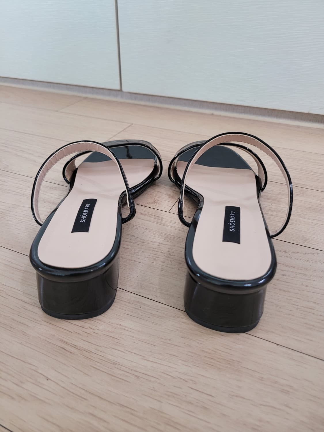 스트랩 샌들 240 에나멜 블랙 상품이미지5