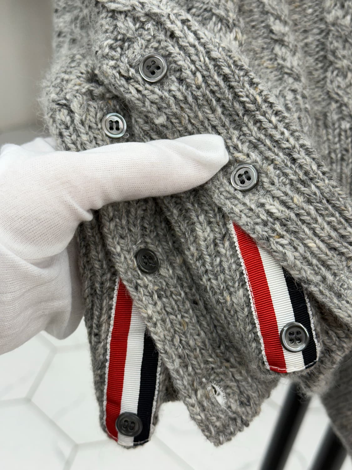 [4] 톰브라운 사선완장 트위스트 케이블 니트 상품이미지4