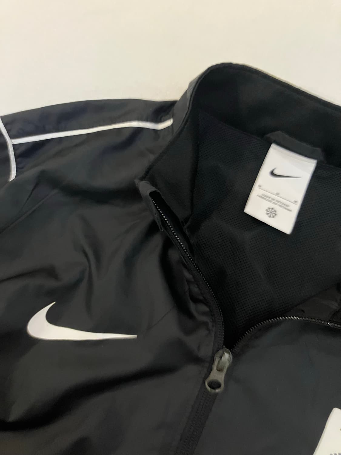 블랙 색상의 나이키 대한민국 국가대표 바람막이입니다. 태극기 마크가 선명 상품이미지3