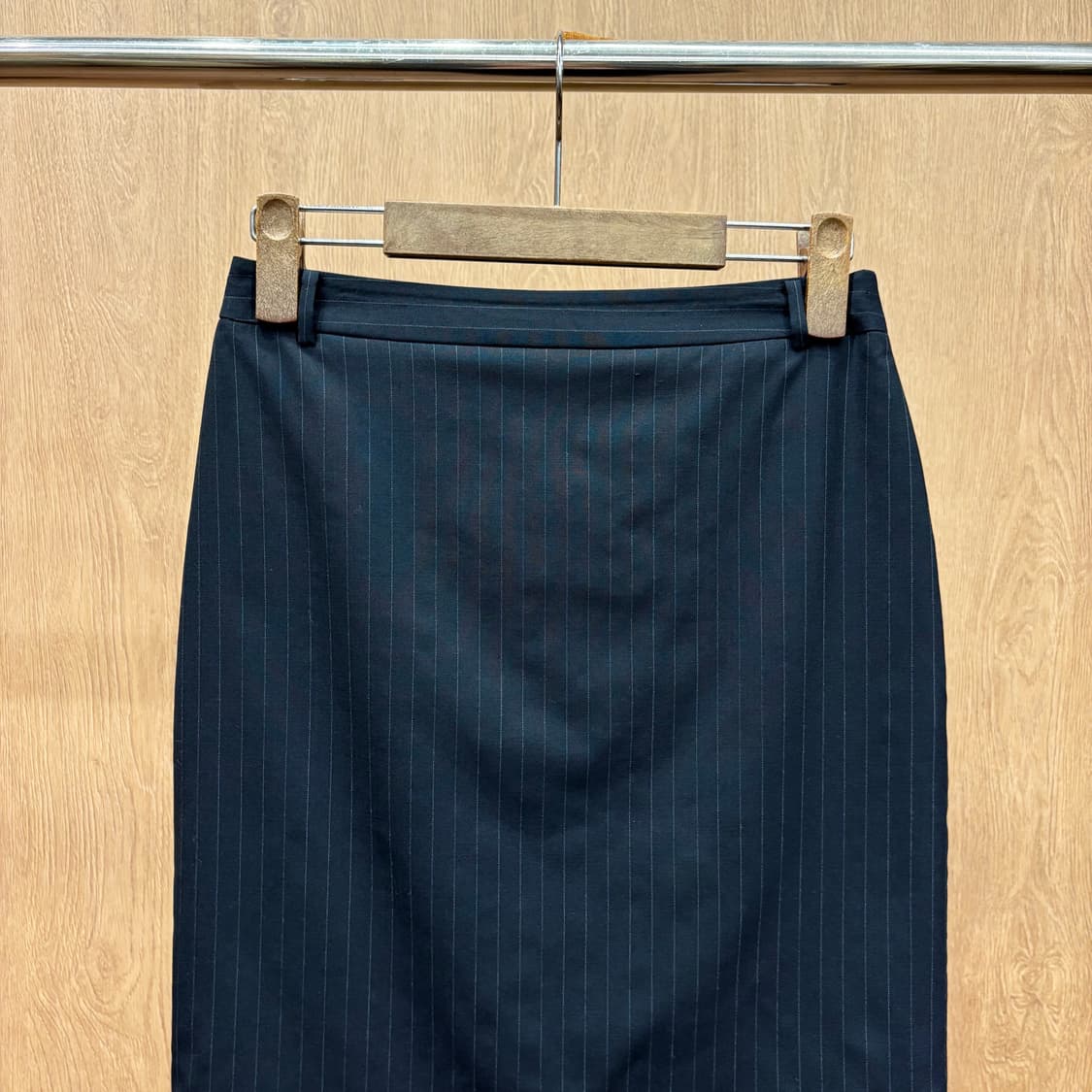 시스템 미디 스커트 스트라이프 패턴 하이웨스트 디테일 심플 블랙 상품이미지4