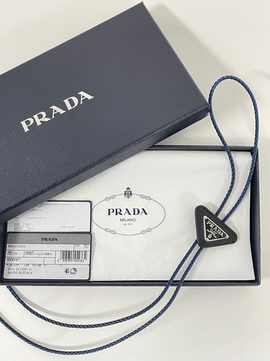 새상품 프라다 볼로 타이 가죽 메탈 트라이앵글 로고 넥타이 상품이미지7