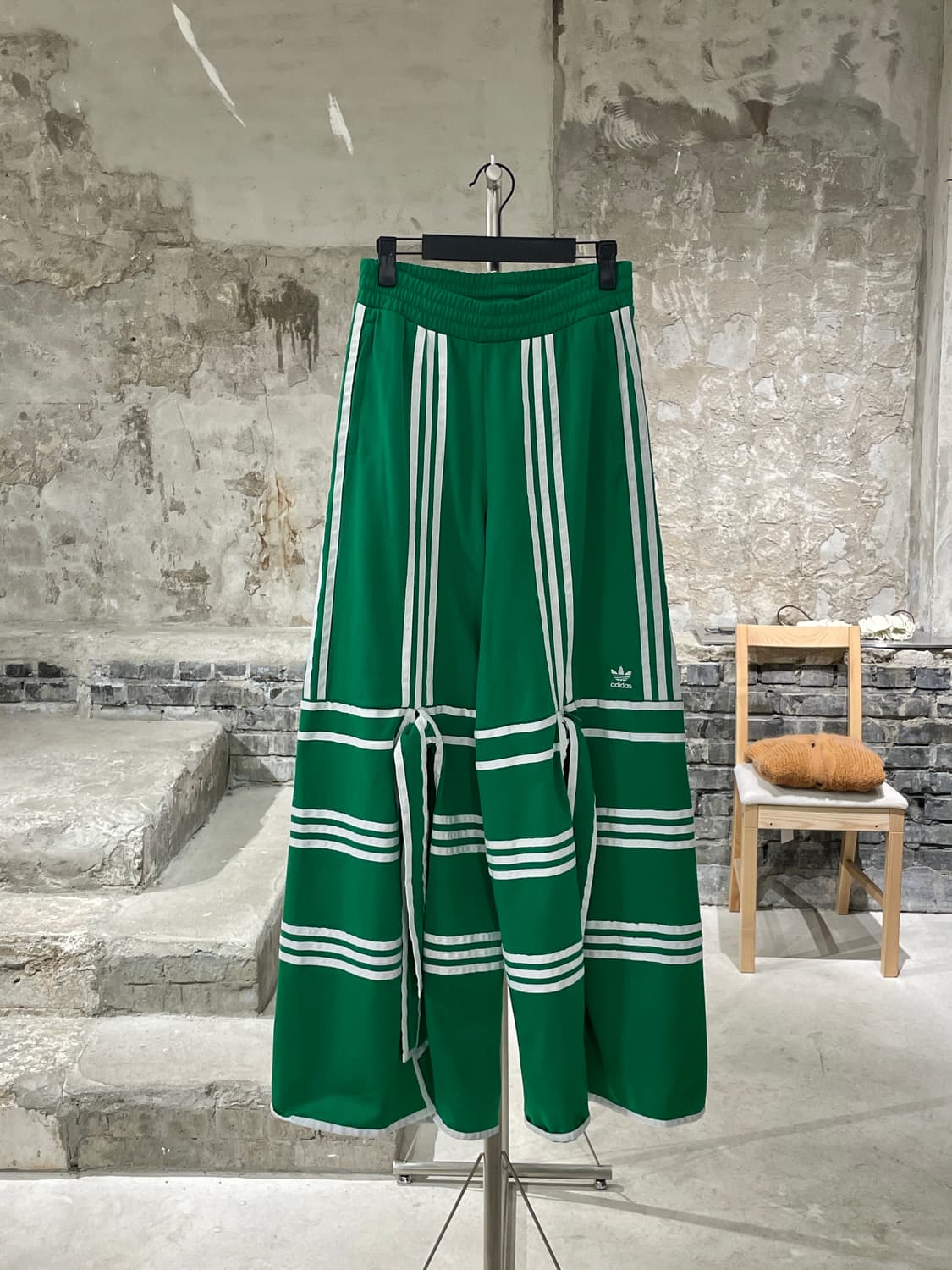 아디다스 x 최지원 그린 스트링 니 플레어 트랙 팬츠 상품이미지1