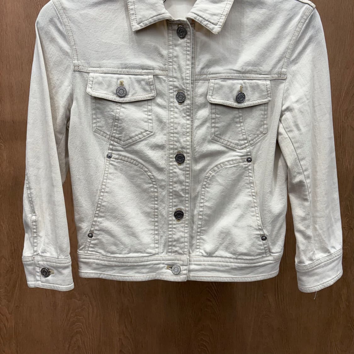 마이클코어스 스트레치 데님 트러커 자켓 스티치 메탈 버튼 디테일 화이트 상품이미지5